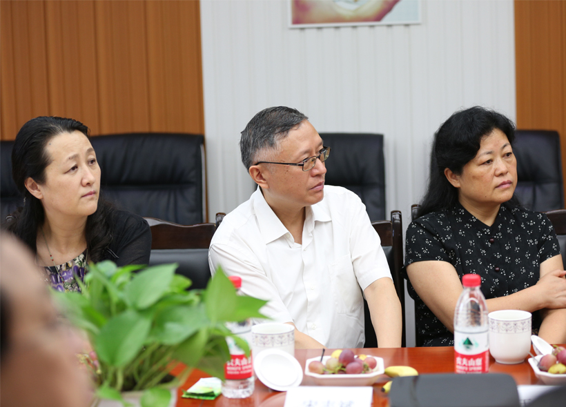 1.jpg 成都市人大常委會“一法一決定”執(zhí)法檢查組蒞臨西部數(shù)碼檢查指導(dǎo)