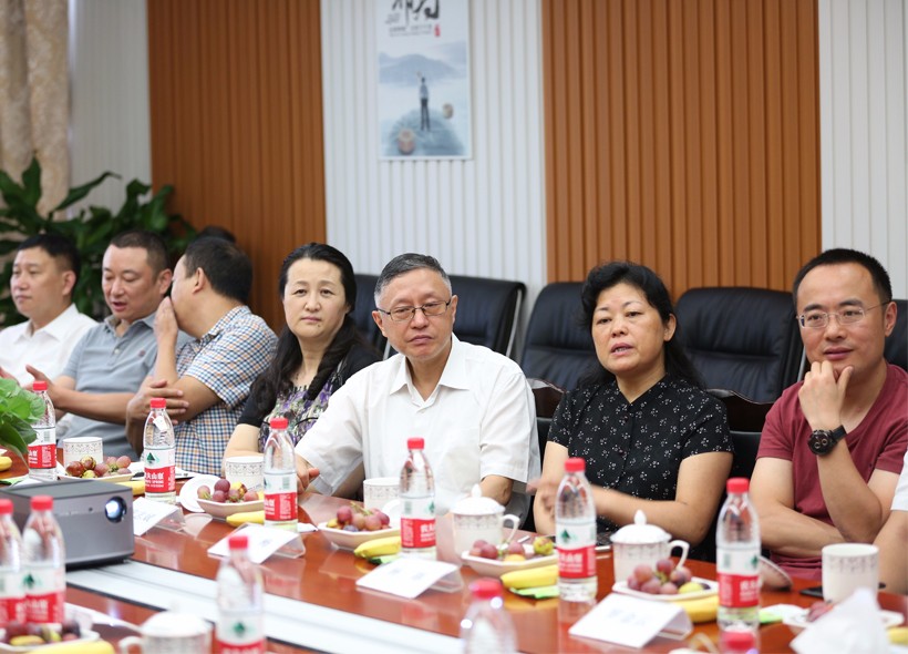 3.jpg 成都市人大常委會“一法一決定”執(zhí)法檢查組蒞臨西部數(shù)碼檢查指導(dǎo)